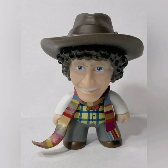 Doctor Who  - Titans Vinyl Figure - The 4th Doctor in Vest 🧣🤎 - Picture 1 of 7